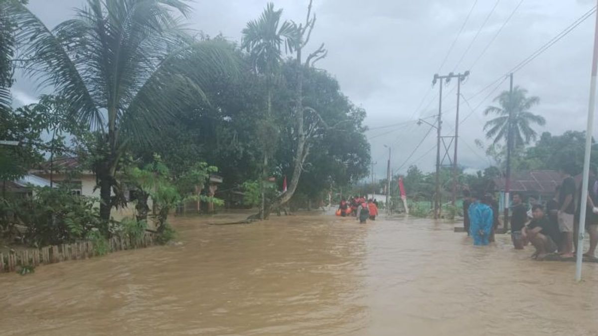 洪水で水没したボラン・スルトの3つの小地区、2つの切断された橋、1つの家が現在運び去られています