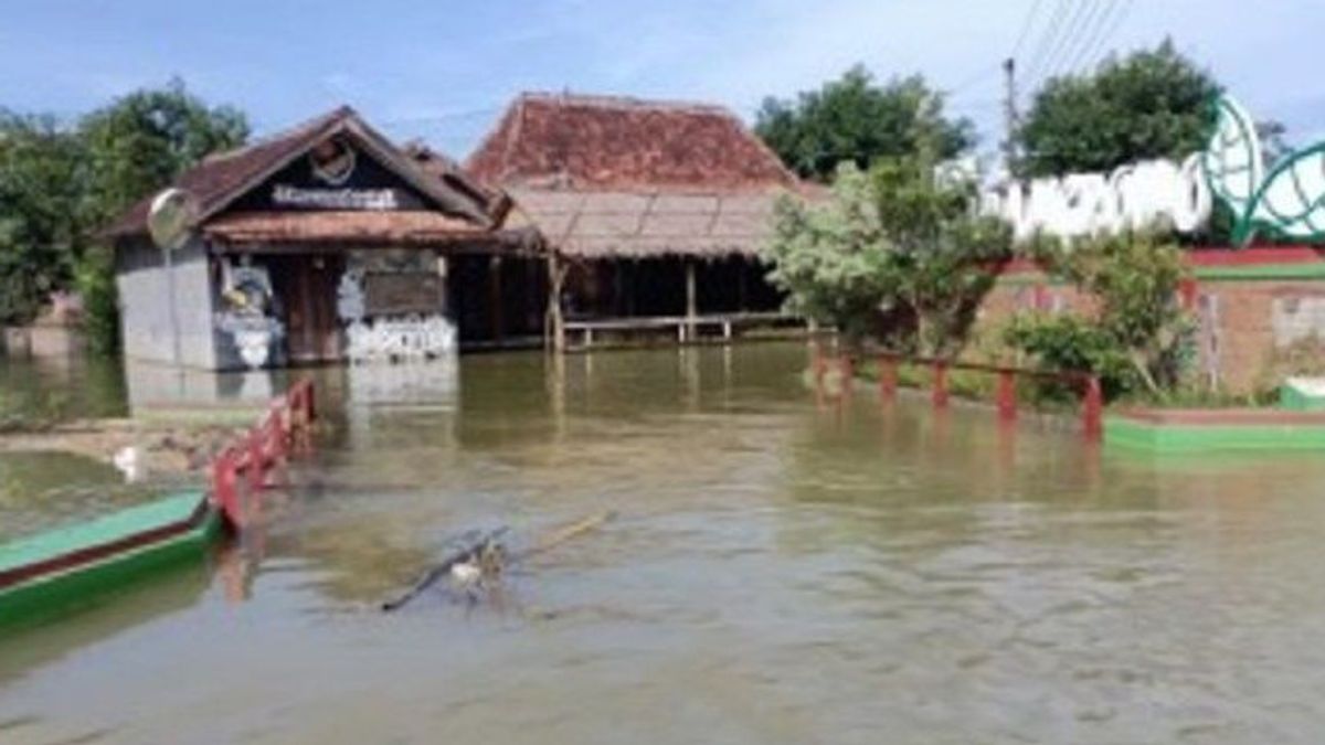 Debit Of Juwana Surut River, One Village In Pati, East Java Is Still Affected By Floods