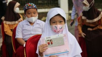 OJK Descends Mountains, Gives Children's THR Governance Tips After Eid