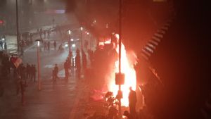 Massa Bakar Pos Polisi Polda Metro Jaya