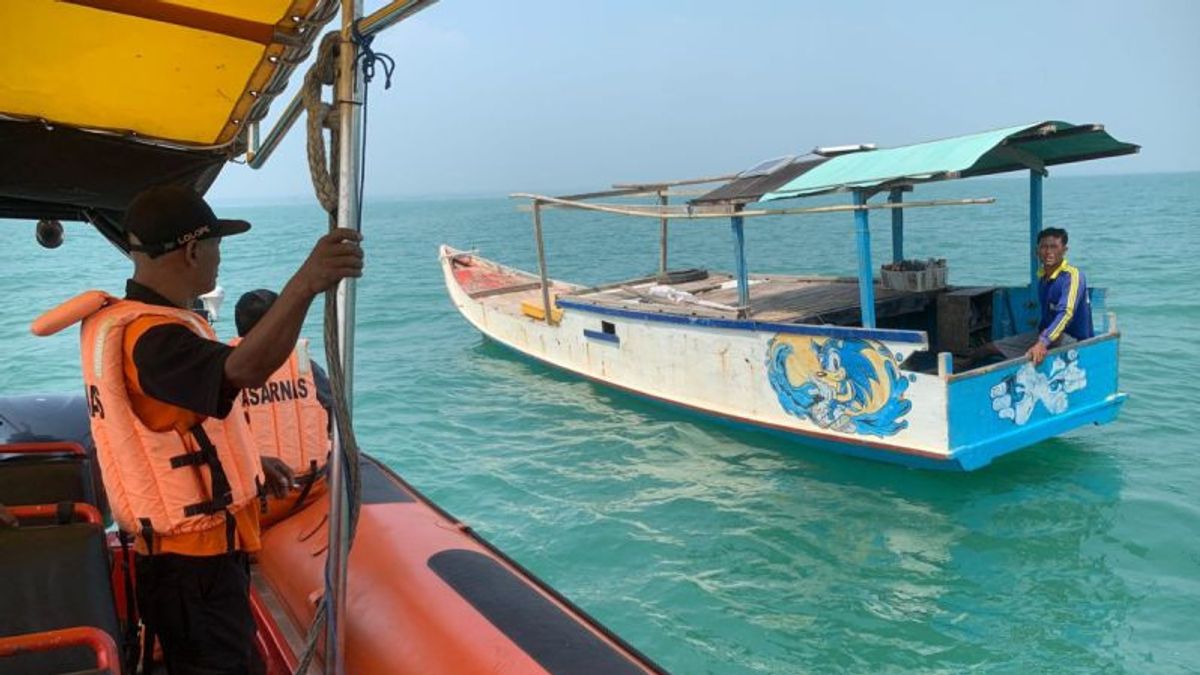 依靠在海中4天的鱼,等待3名Pemalang渔民也到来