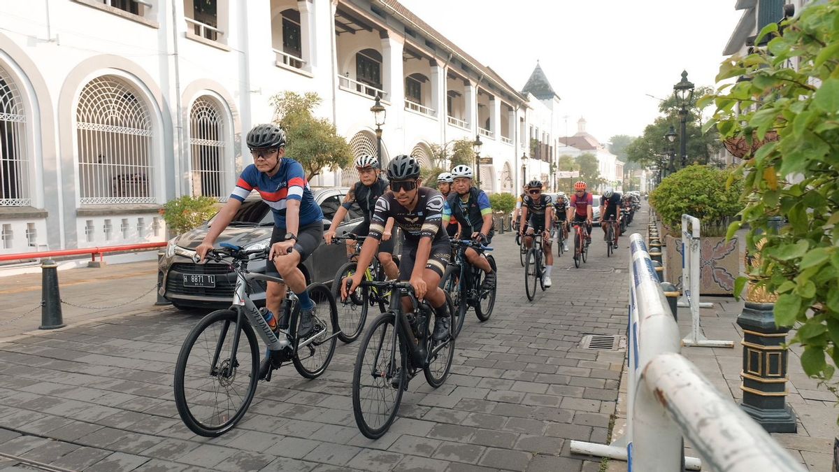 Ganjar Pranowo Invites Gowes Professional Bike Athletes Around Semarang