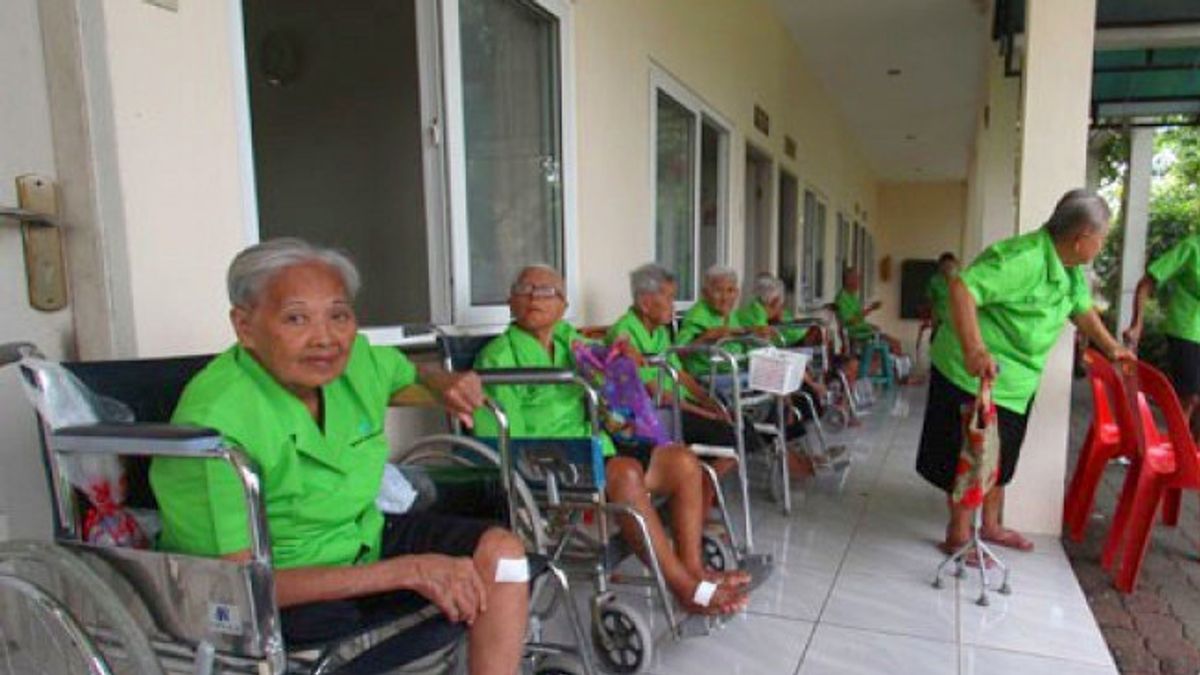 السكان المسنين العازبون في تاسيكمالايا الأكبر في إندونيسيا ، ويبلغ عددهم 28 ألفا ، متوسط الأسرة المهجورة 