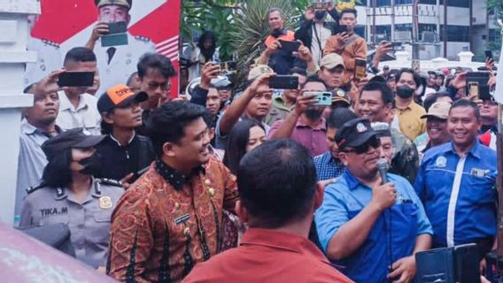 鲍比·纳苏蒂夫(Bobby Nasution)证实,棉兰市政府正在与工人讨论工资