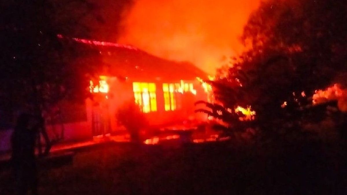Polisi Telusuri Penyebab Kebakaran yang Hanguskan 13 Ruangan di Universitas Satya Wiyata Mandala Nabire
