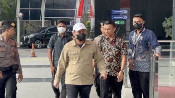 抵达KPK大楼,东科拉卡摄政王Abdul Azis Kukuh Bantah Kena OTT