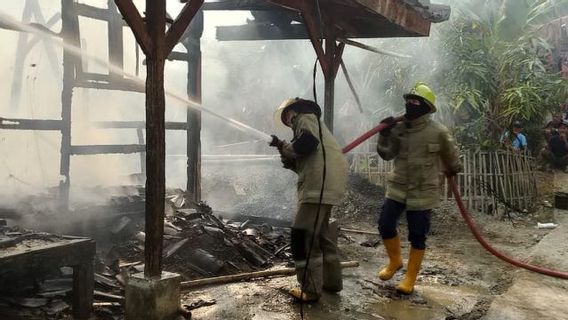 BPBD Kabupaten Sukabumi Ungsikan Korban Kebakaran di Palabuhanratu