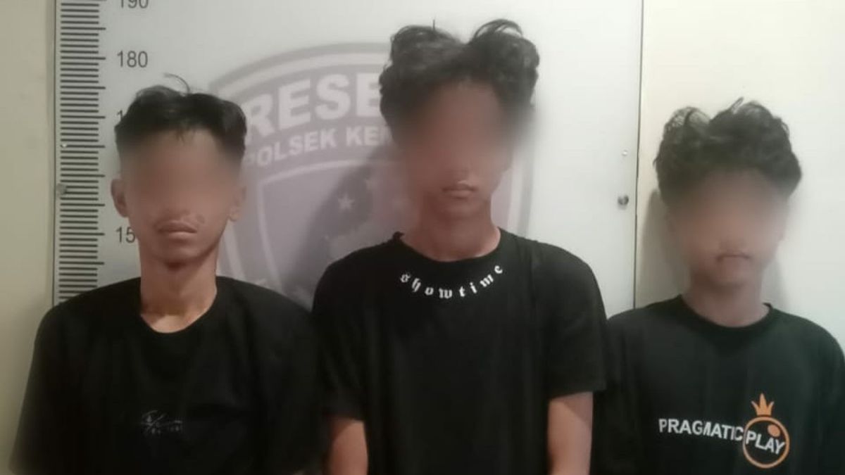 Three Teenagers Bercelurit And Golok Arrested By Buser During Patrol In Kembangan, West Jakarta