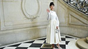 Potret Jisoo BLACKPINK Hadiri Dior Couture Show 2023, Tampil Anggun <i>Bak</i> Audrey Hepburn