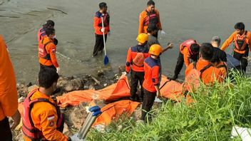 Avant d’être retrouvée morte à Kali Bekasi, les victimes célèbrent l’anniversaire de leur ami