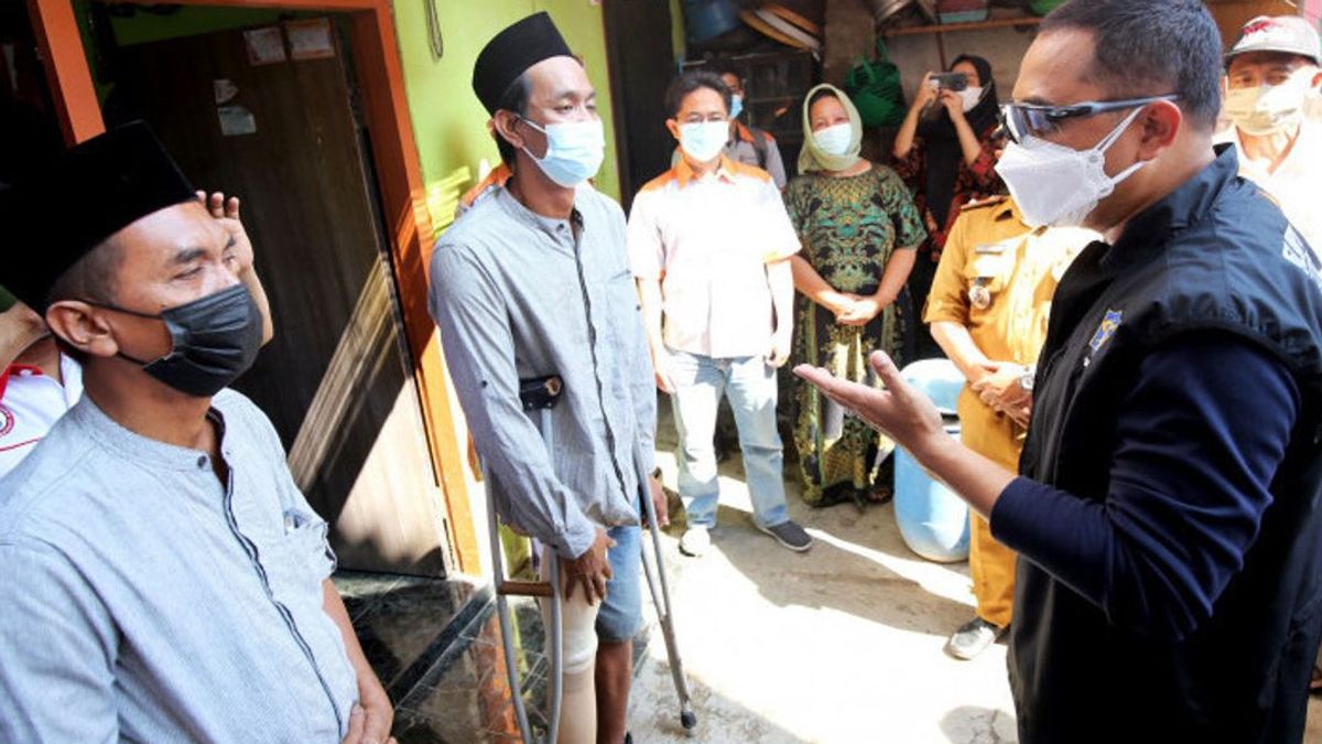 2 Penyandang Difabel Mendapat Bantuan Kaki Palsu dari Wali Kota Surabaya Eri Cahyadi 