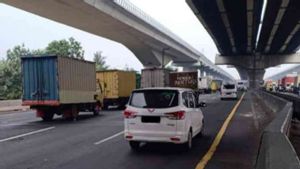 Volume Kendaraan Meningkat, Tol  Jakarta-Cikampek Diberlakukan <i>Contraflow</i> Mulai  KM 36-KM 70