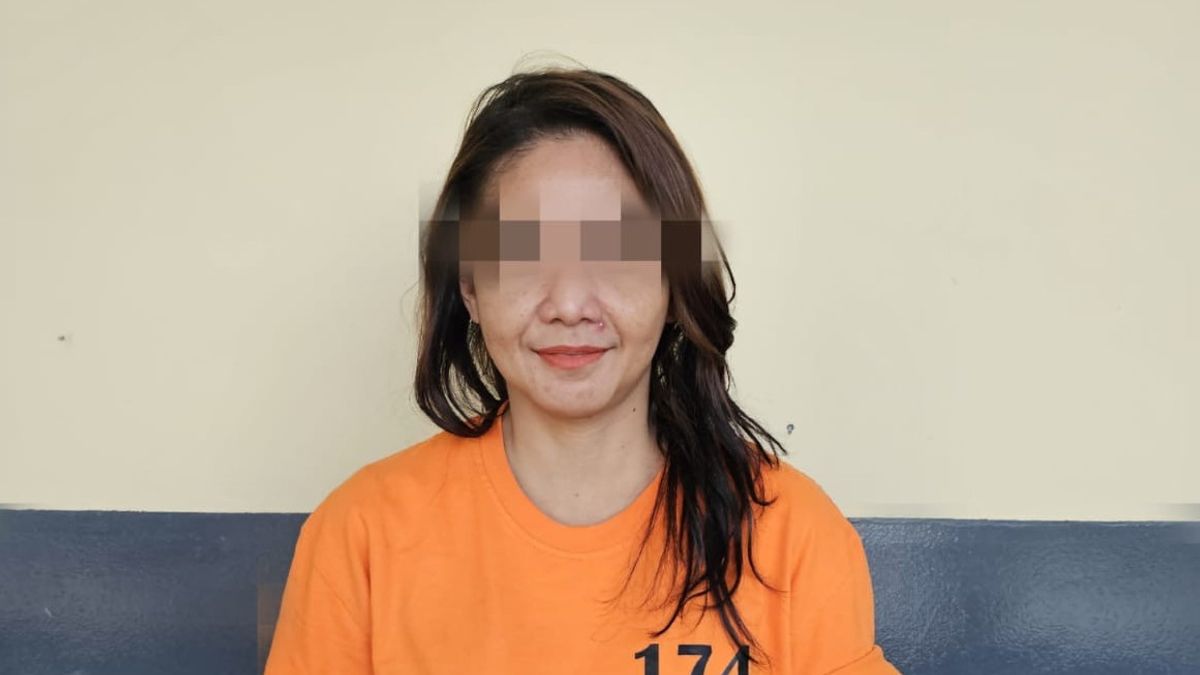 女優のセカール・アルムは、逮捕された国有企業のガルーダの従業員であるバユ・セティオ・アリボウォから偽のお金を手に入れます