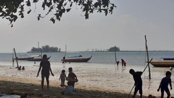 COVID-19 In Batam Declines, Residents Dare To The Beach