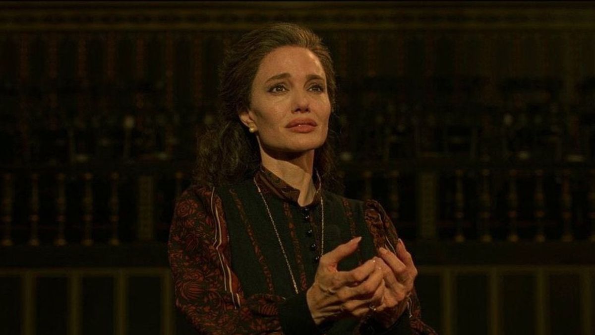 Putri Angelina Jolie Lulus Kuliah, Tidak Pakai Nama Brad Pitt Saat Wisuda