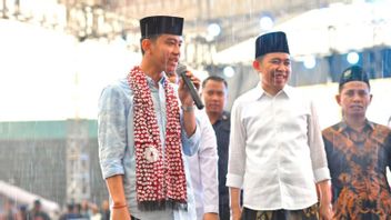 Gibran Greets Jember Residents While Praying In The Middle Of Rainy Rain