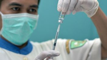 1,035人のデンパサール医療従事者がモダナワクチンで3回目のワクチン接種を受ける