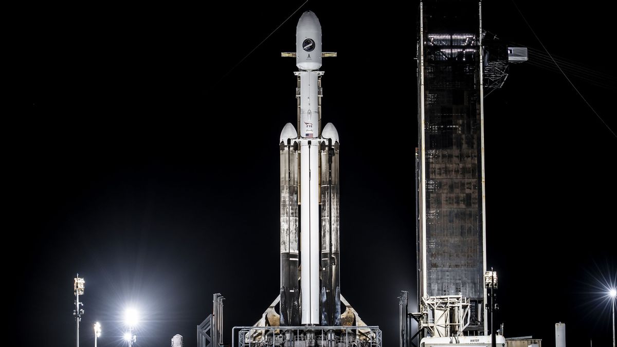 Peluncuran Roket Falcon Heavy Kembali Ditunda untuk Ketiga Kalinya