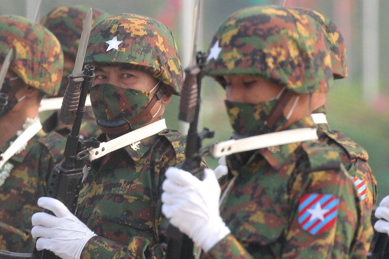 元軍事政権のキャプテンは、亡命1,500人の兵士を明らかにし、市民不服従運動に参加します