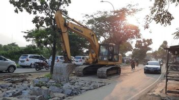 حكومة بيكاسي ريجنسي تصلح طريق كاليمالانج قبل العودة إلى الوطن في العيد