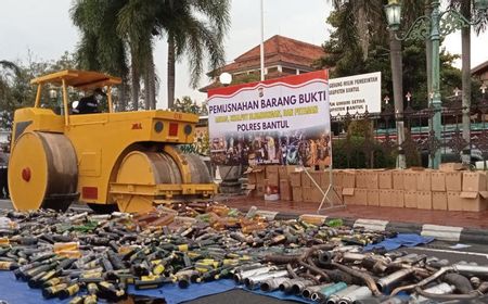 2.500 Botol Minuman Keras Dimusnahkan Pakai Alat Berat oleh Polres Bantul