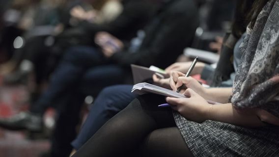 La presse joue un rôle pour maintenir des élections et la transition des dirigeants