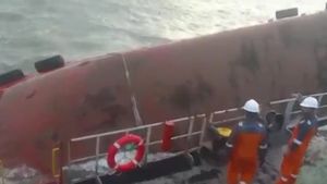 Dihantam Badai, Kapal Crane Batu Bara Terbalik di Perairan Banyuasin Sumsel