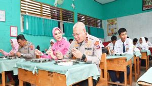 Kapolda Kalsel Santap Menu Makan Bergizi Gratis Bersama Siswa, Pastikan Aman dan Bergizi