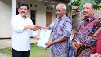 Minister Of Agrarian Affairs Hands Over 205 Certipatutes Of Land Consolidation Results In Sleman Regency