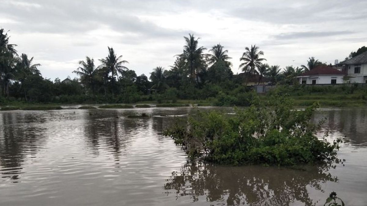 河流泛滥，龙目岛中部的数百所房屋被洪水淹没