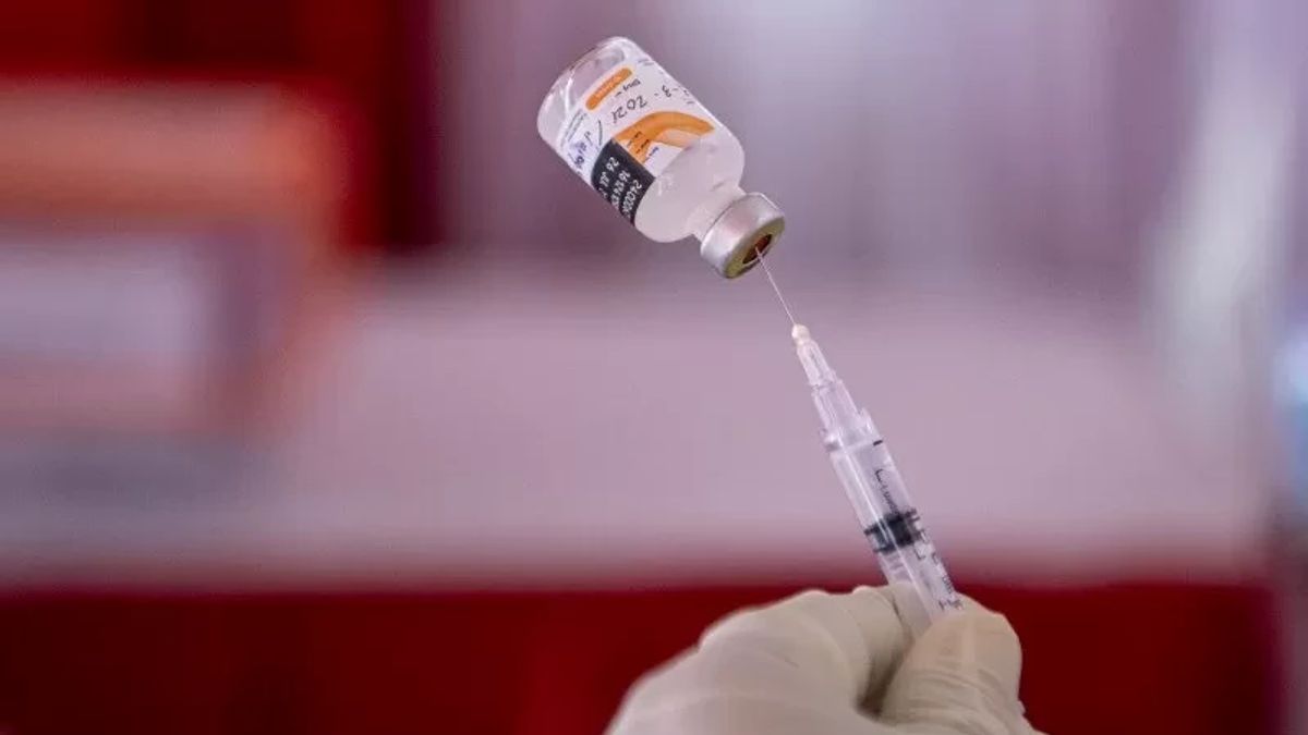 卫生工作者明天开始接种第二剂加强疫苗接种！