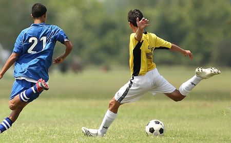 Posisi Badan Saat Menendang Bola Jarak Jauh, Begini Tekniknya