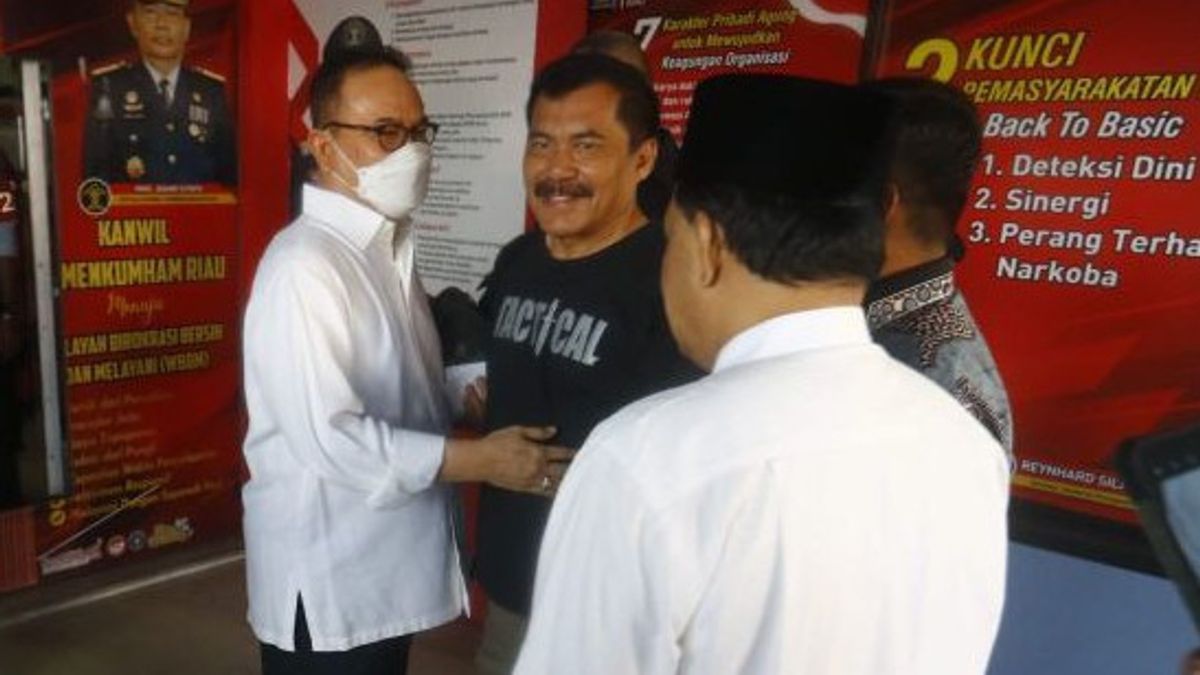 Officially Freed From Pekanbaru Prison, Former Riau Governor Rusli Zainal Returns On A Land Cruiser