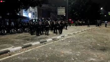 Affrontements à Pancoran Buntu, Pasar Minggu, Pierres Et Bouteilles Brisées éparpillées