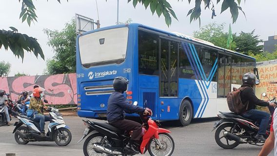 Ditinggal Buang Air Kecil, Bus Transjakarta Tabrak Tembok Lahan Kosong di Ciledug