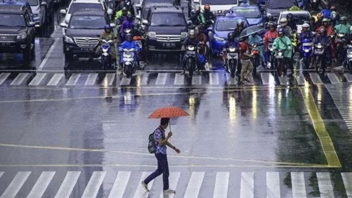 7月上旬の天気、インドネシアの一部の地域では小雨が降っていました