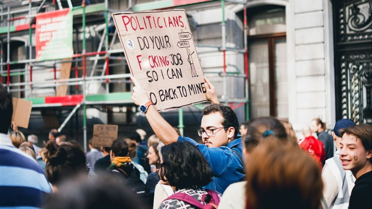 Entering 38 Target Areas Of Right Winged Mass Riots, London Residents Asked To Communicate With Each Other