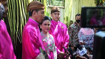 Kerja Kerja Kerja! Masih Gunakan Pakaian Adat Jawa di Sela Pernikahan Kaesang-Erina, Jokowi Masih Sibuk Tandatangani Dokumen