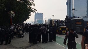 Bentrok Lagi, Aparat Gabungan Tembakan Gas Air Mata di Kolong dan Flyover Slipi
