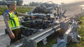 帕杰罗在巴塘收费公路上撞上卡车,再次被后面击中,3名乘客死亡