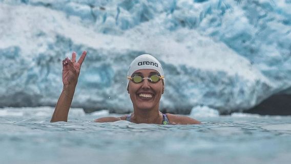 太平洋と大西洋の間の最も恐れられている海域で泳ぐこのチリの「アイスマーメイド」は2つの世界記録を破った