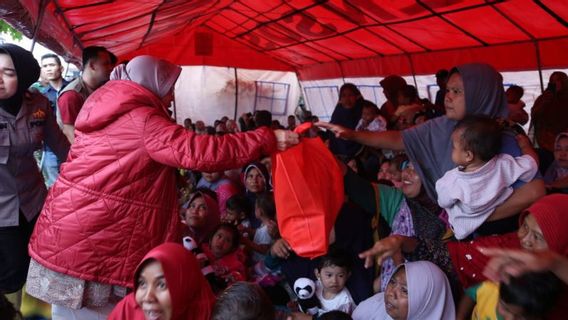 Mensos Serahkan Rp1,9 Miliar untuk Pengungsi Banjir Aceh Tamiang