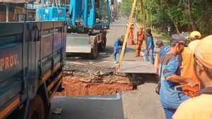 Jalan Ambles di Lenteng Agung Kian Parah, Badan Jalan Disebut Sudah Kopong