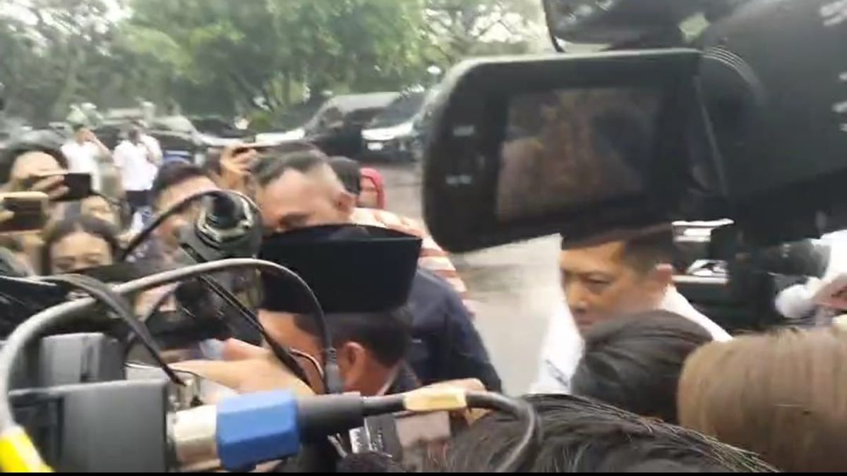 ティト・カルナヴィアンとアグス・アンドリアント・イリットが宮殿での大臣就任式に出席しながら話すとき