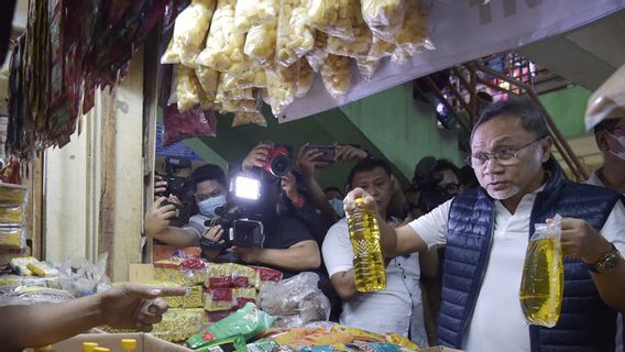 Minta Menteri Kerja Jangan Malah Kampanye, Jokowi: Mendag Saya Tugaskan Turunkan Harga Minyak Goreng