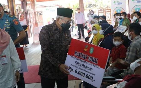 Wapres Ma'ruf Amin Serahkan Bansos, Sembako dan BLT BBM ke Warga Kalbar