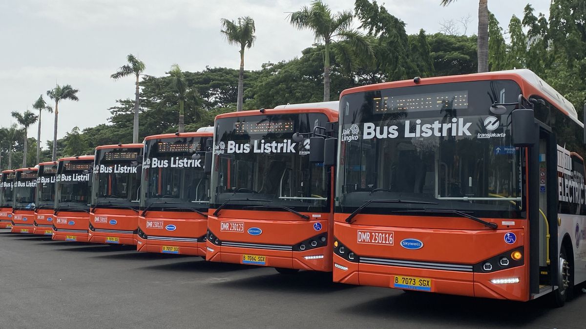 减少碳排放,Perum Damri 提供 26 辆电动公交车,用于Transjakarta运营