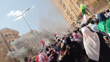 拒绝总理阿卜杜拉·哈姆多克与军方的协议，成千上万的苏丹人走上街头