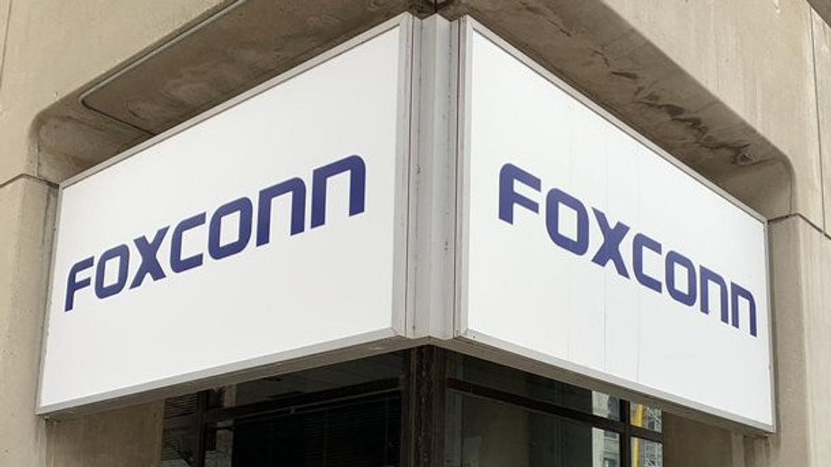 Taiwan Government Fines Foxconn for Investing in Chip Factories From China