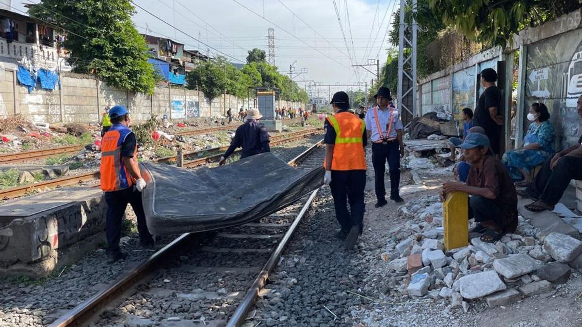 Dozens Of Illegal Buildings On The Pasar Senen Train Track Ordered